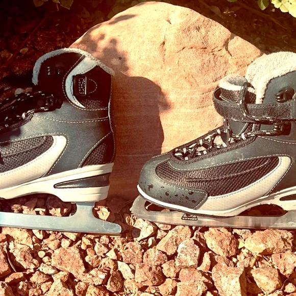 SOFTEC, BLACK & SILVER ICE SKATES SIZE 2 ⛸ UNISEX, COMFY & READY TO GLIDE. - Picture 3 of 9